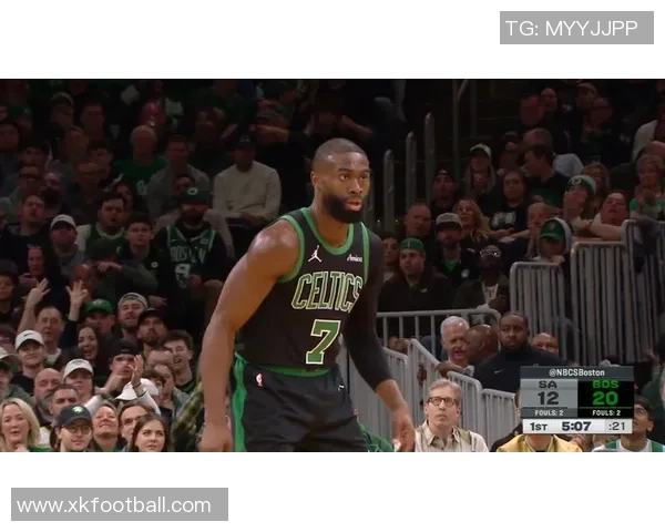 杰伦布朗首节表现抢眼6投3中斩获9分3篮板3助攻1抢断